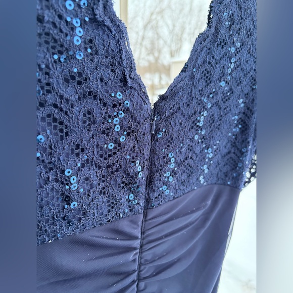 🆕 Betsy & Adam Navy Blue Lace Sequin Gown V-Neck Ruched Maxi Dress Size 10 Party - Picture 10 of 15
